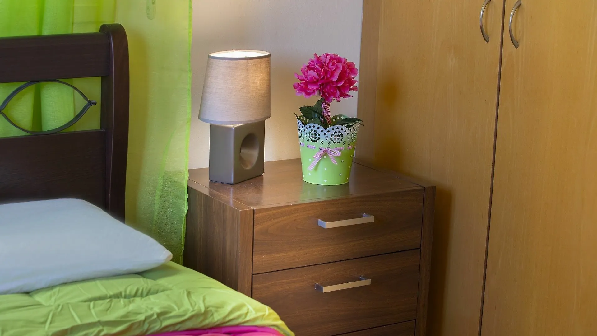 לרנקה Mackenzie Rose Suite